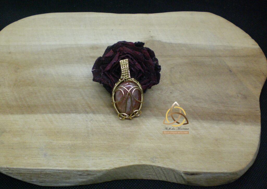 Pendentif pierre de soleil doré